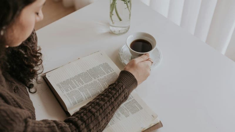 O primeiro gole parece diferente de todos os outros. Não é coincidência.